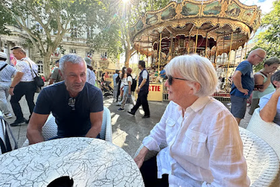 Two friends on the Place de l'Horloge in Avignon in 2024.